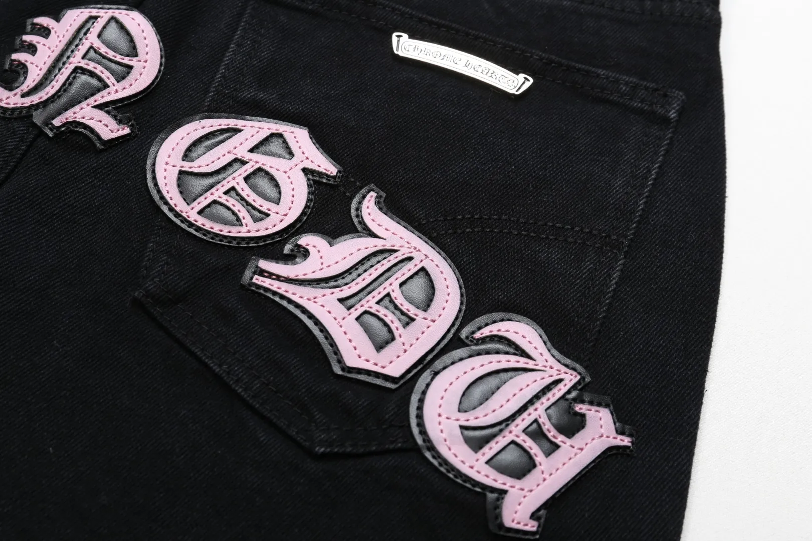 P280 Style number: D207 Chrome Hearts Chrome Hearts jeans Color: Black with pink Size: S M L XL Corresponding sizes 28 30 32 34 Detailed sizes can be found in Figure 9